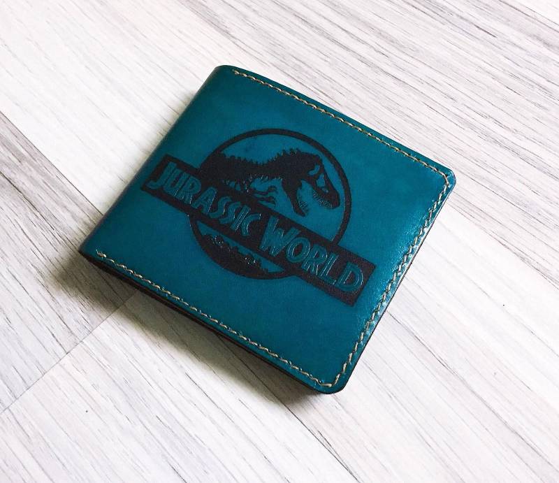 Jurassic Park Leder Portemonnaie Handgemachtes Dinosaurier Geschenk Aus Rindsleder von ArtyyGiftsHouse