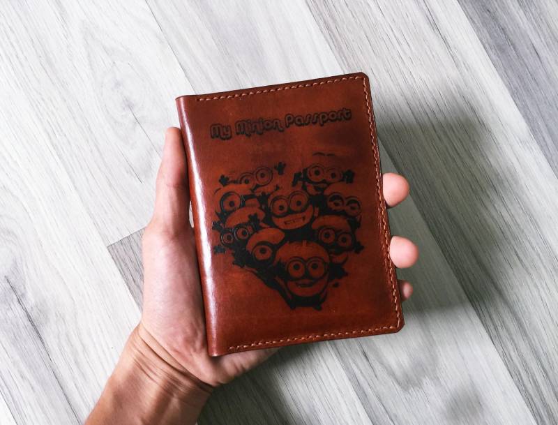 Minion Leder Passhülle Personalisiertes Reisegeschenk von ArtyyGiftsHouse