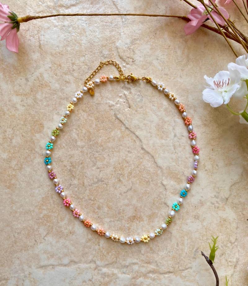 Handgemachte Blumenkette in Pastell/Süßwasserperlenkette/Daisy Necklace/Süßer Perlenschmuck/Handgemachte Geschenke/Geschenk Kind/Freundin von ArubaJewellery
