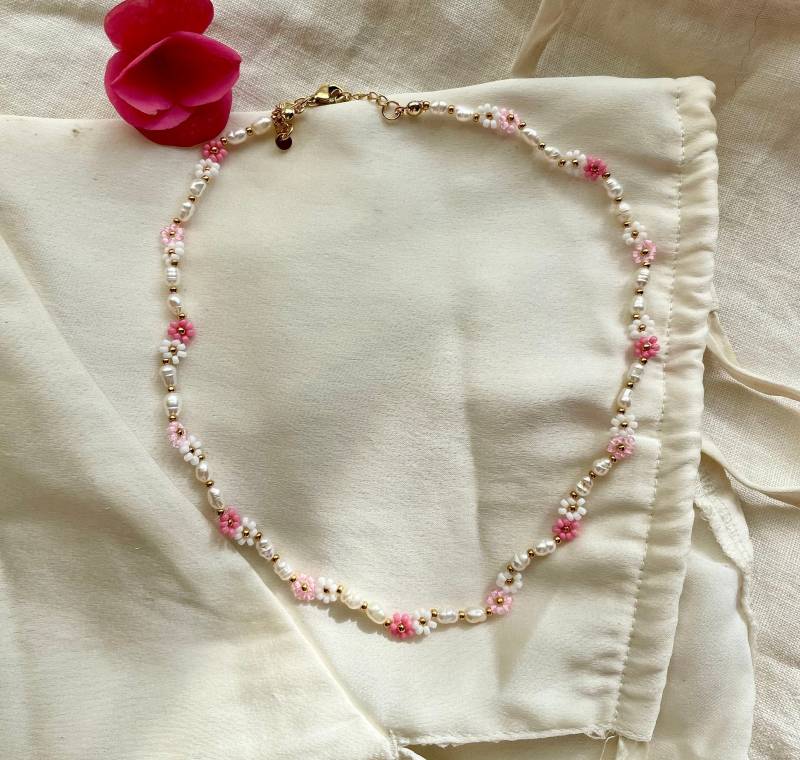 Handgemachte Halskette Mit Echten Süßwasserperlen Und Kleinen Blumen/ Personalisierte Halskette/ Perlenkette/Daisy Necklace/ Gift Idea Woman von ArubaJewellery