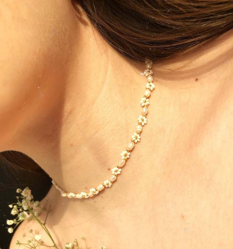 Handgemachte Perlenkette Aus Echten Süßwasserperlen & Aufwendigem Blütendesign/Perlenkette/Blümchenkette/Geschenkidee Für Sie/Daisy Necklace von ArubaJewellery