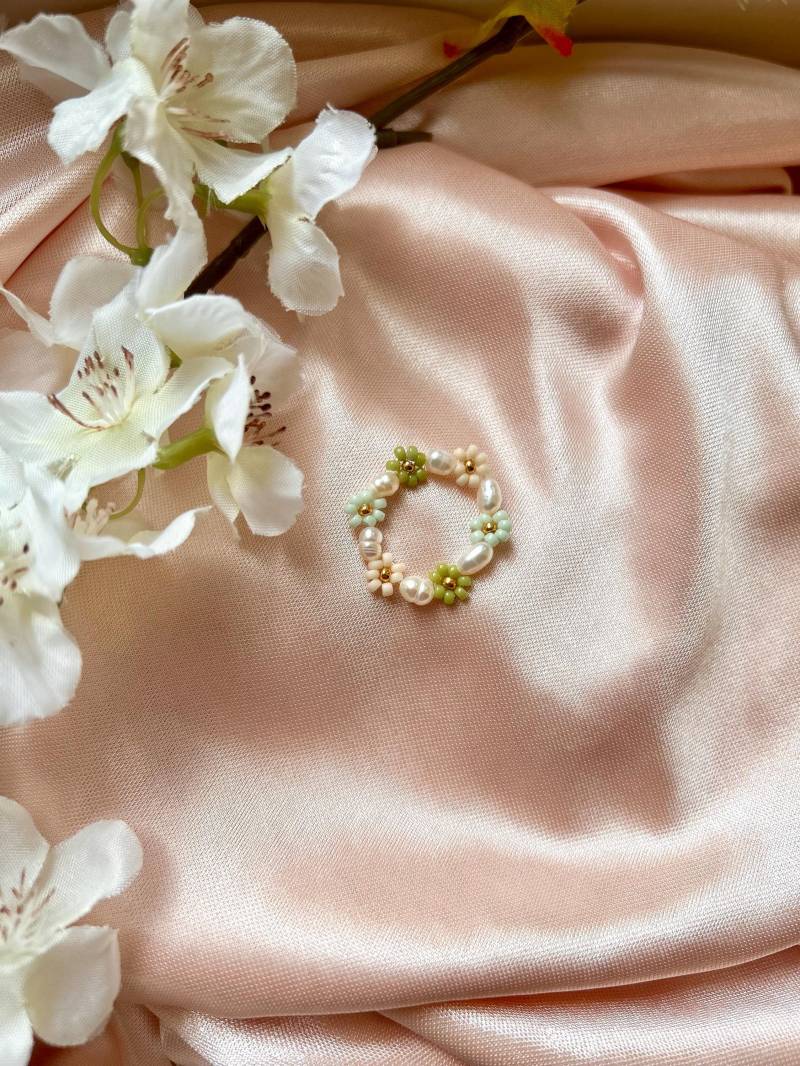 Handgemachter Blumenring Mit Süßwasserperlen in Beige/Mint/Grün/Perlunring Sommer/Daisy Flower Ring/Kleinigkeit Geschenkidee/ Geschenk Kind von ArubaJewellery