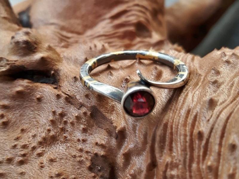 Silber Ring Mit 24K Gold-Inlay Und Facettierten Granat von ArvinArtJewellery