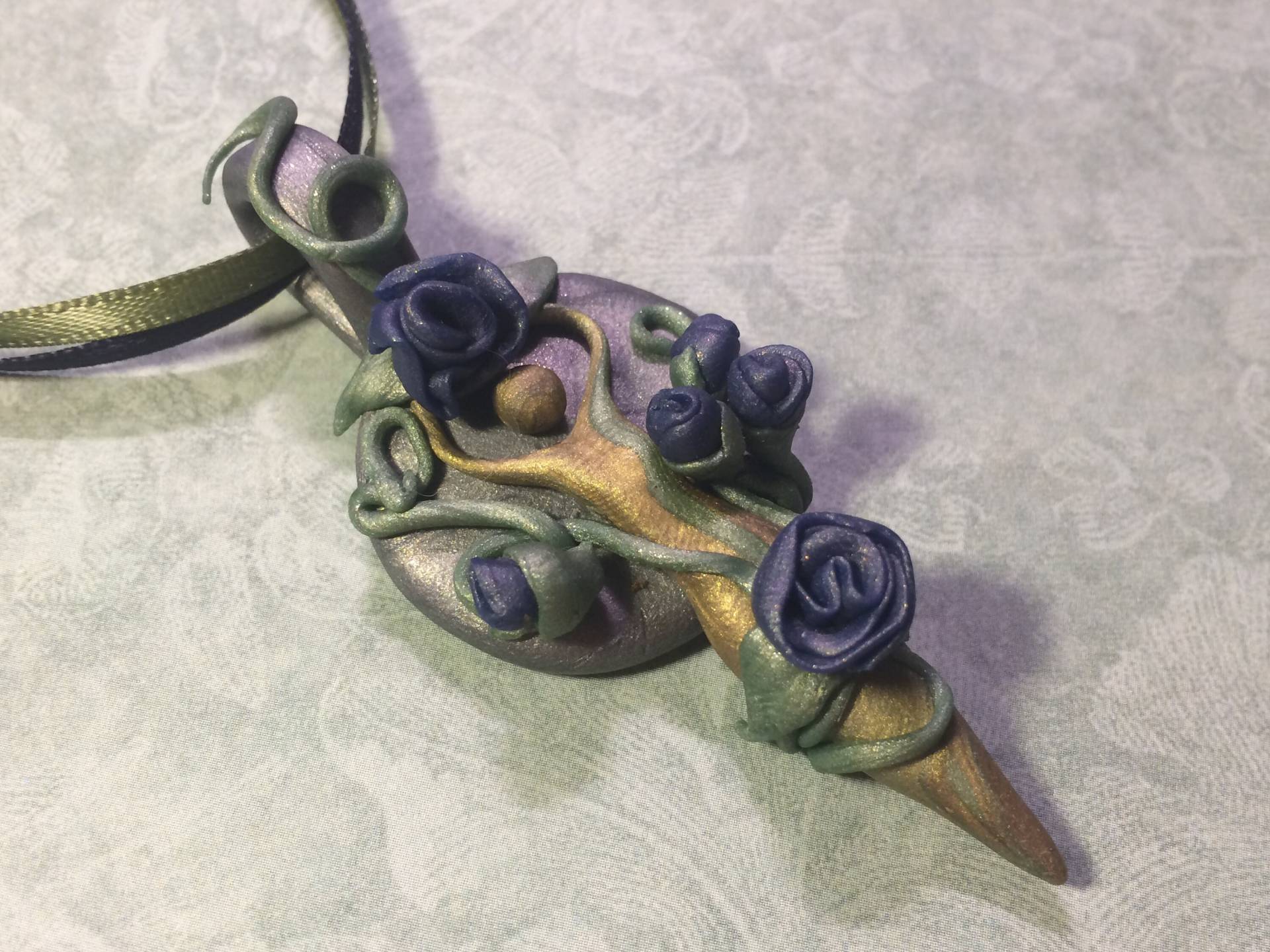 Blaue Rose Göttin Ton Endant Blaue Rose Göttin Ton Endant von ArwenDelyonWorks