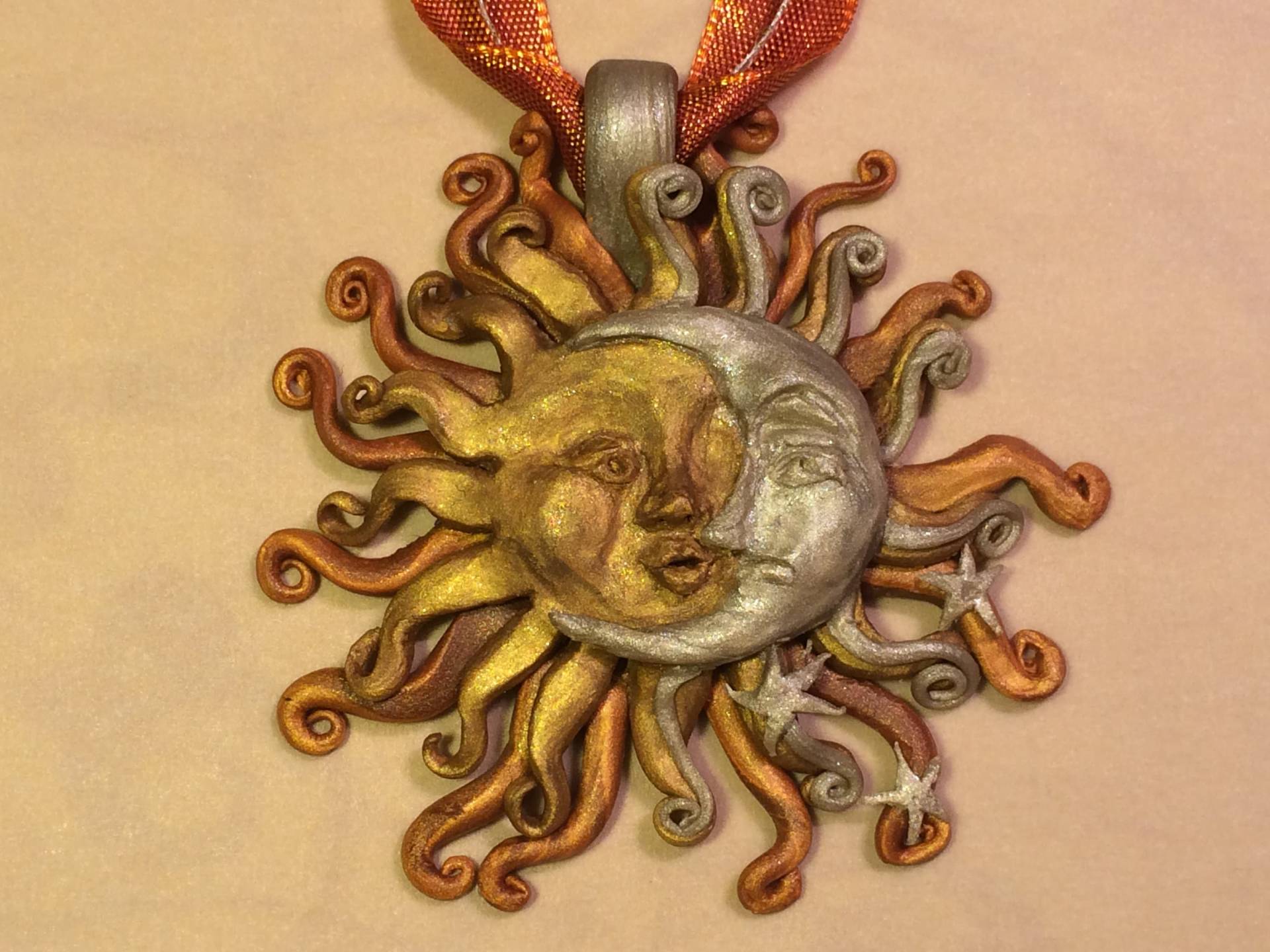 Gold Und Silber Sonne Mond Anhänger, Celestial Pagan Clay New Age Schmuck, Solar Lunar Anhänger Gold Und Silber Sonne Mond Anhänger, Celestial Pagan Clay New Age Schmuck, Solar Lunar Anhänger von ArwenDelyonWorks