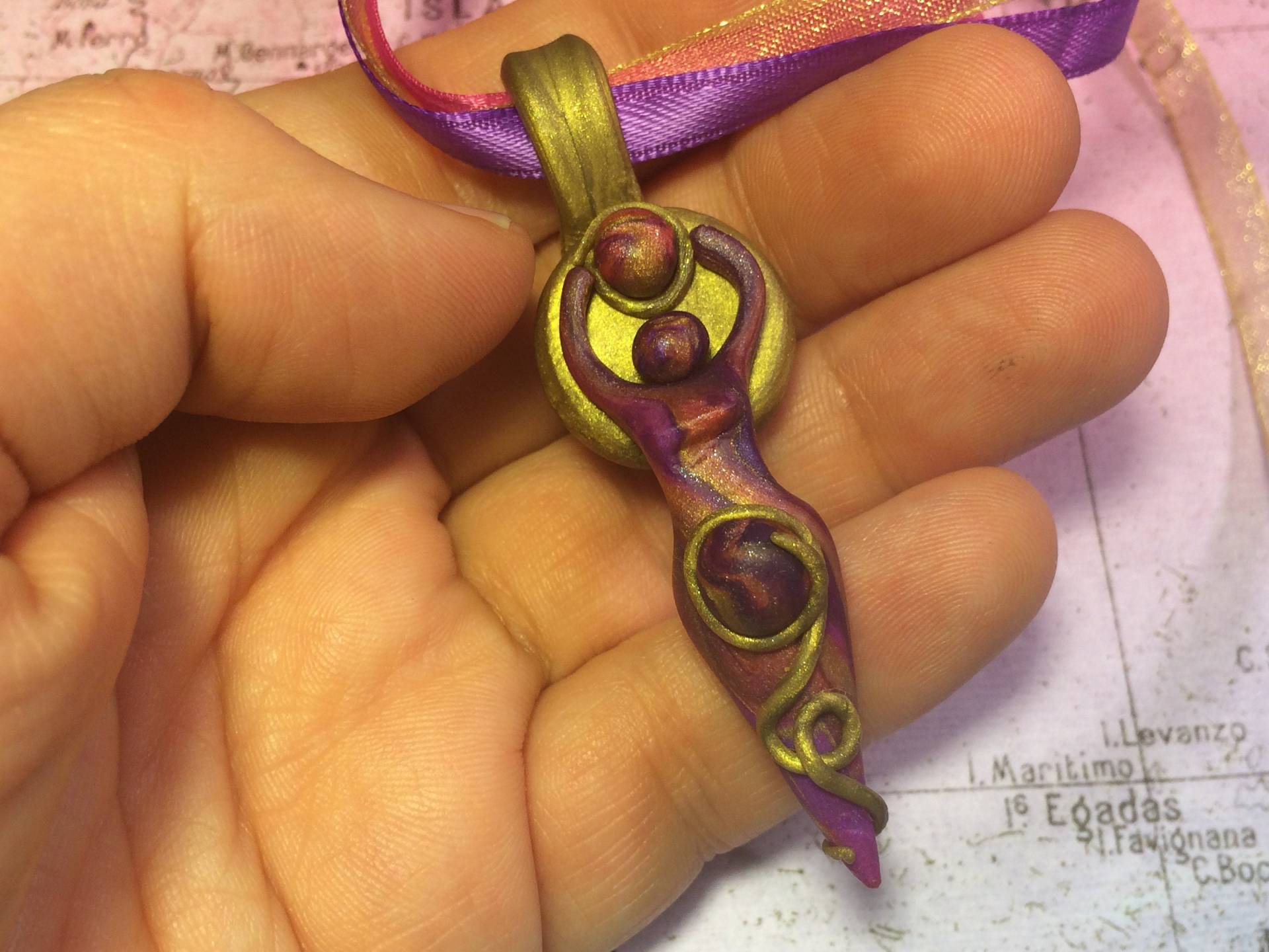 Gold Violett Und Rosa Göttin Anhänger Gold Violett Und Rosa Göttin Anhänger von ArwenDelyonWorks