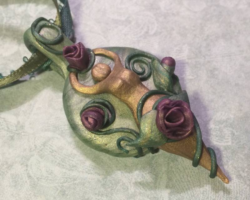 Lila Rose Göttin Ton Anhänger Lila Rose Göttin Ton Anhänger von ArwenDelyonWorks