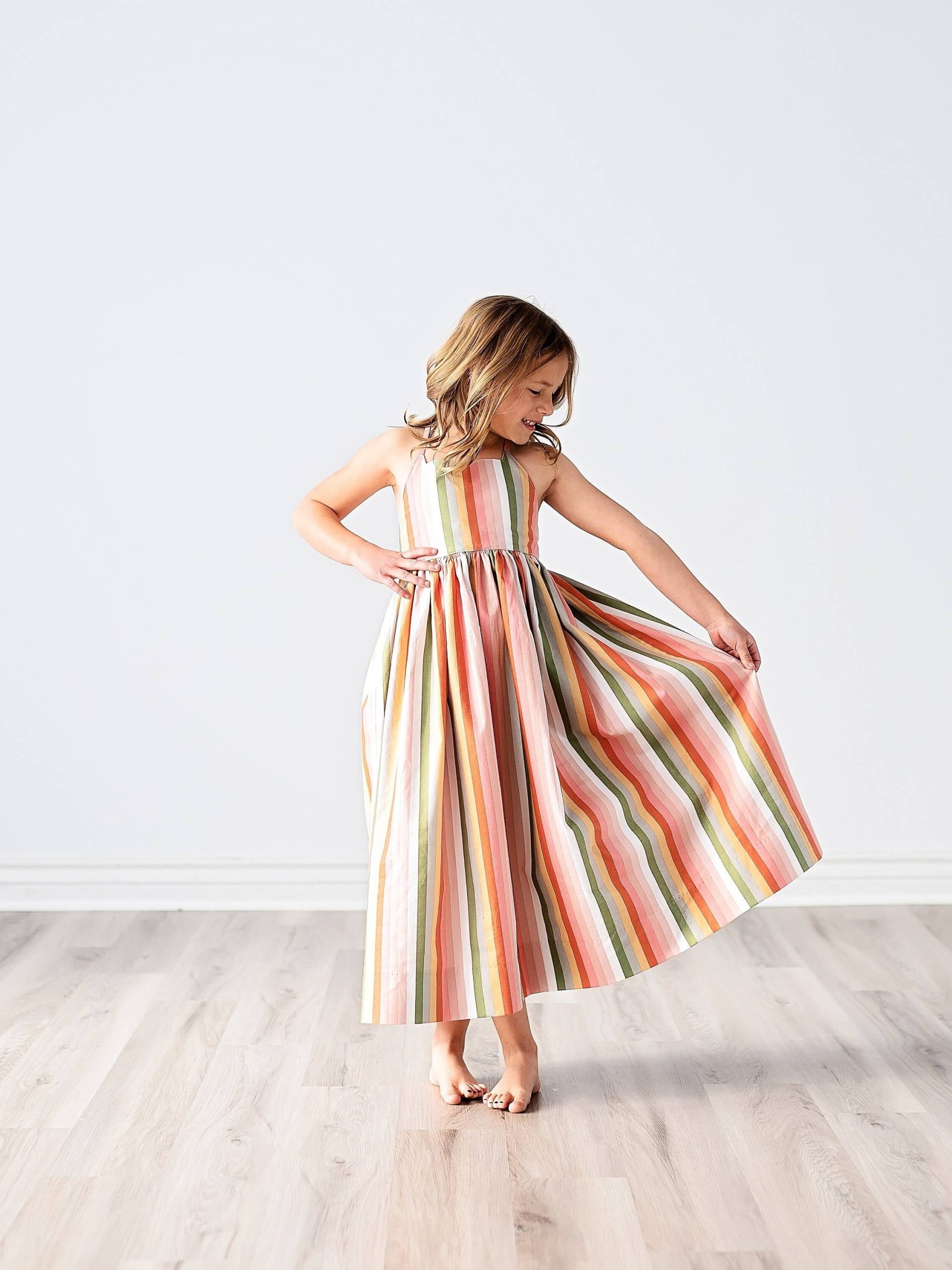 Mädchen Maxi Kleid Mit Regenbogen Streifen Sommer Sommerkleid Sweetheart Ausschnitt Tween Größen 4 5 6 7 8 10 12 Mädchen Maxi Kleid Mit Regenbogen Streifen Sommer Sommerkleid Sweetheart Ausschnitt Tween Größen 4 5 6 7 8 10 12 von AryaMineDesigns