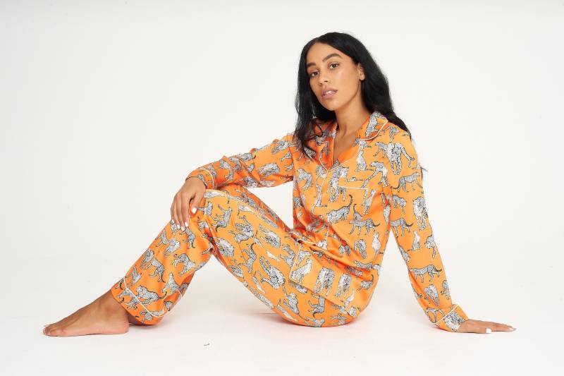 Orange Silky Cheetah Print Pyjama | Tier-Print-Pyjama Geschenke Für Sie von AryaOfficiale