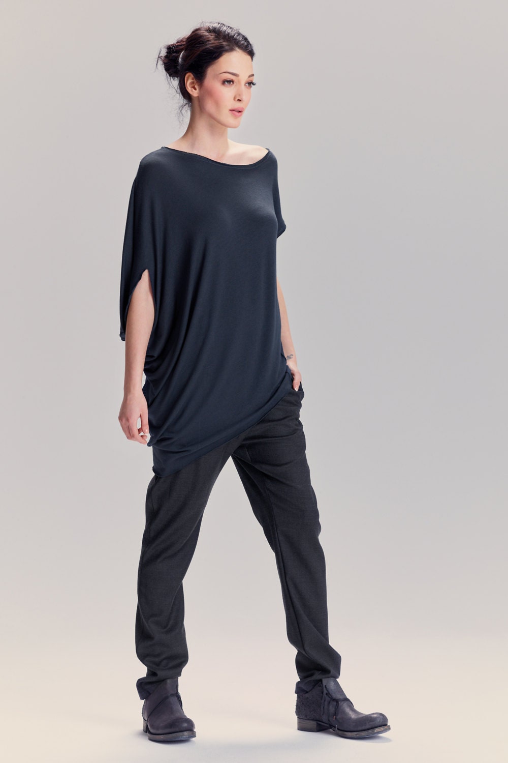 Kurzarm Bluse/Handgemachtes Top Geschenk Für Sie Minimalistisch Damen Kleidung Gedecktes Blaues Lose Drape Von Aryasense 1Kdbu16 von AryaSense