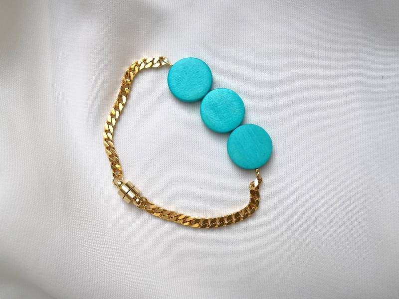 18K Armband "Helle" Vergoldete Panzerkette, Holzperlen, Farbe Türkis von ArynsWelt