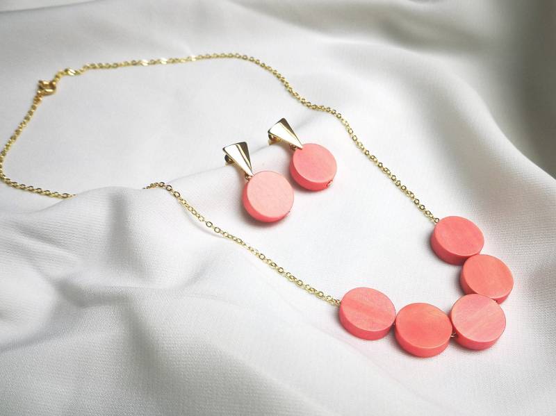 18K Set "Helle" Ohrringe + Kette Vergoldet, Mit Holzperlen, Farbe Lachs von ArynsWelt