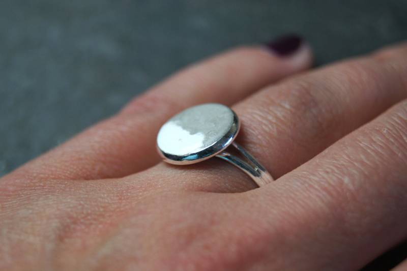 Beton-Ring "Nimbly Dark" Mit Weißem Und Grauem Beton Beton-Ring "Nimbly Dark" Mit Weißem Und Grauem Beton von ArynsWelt