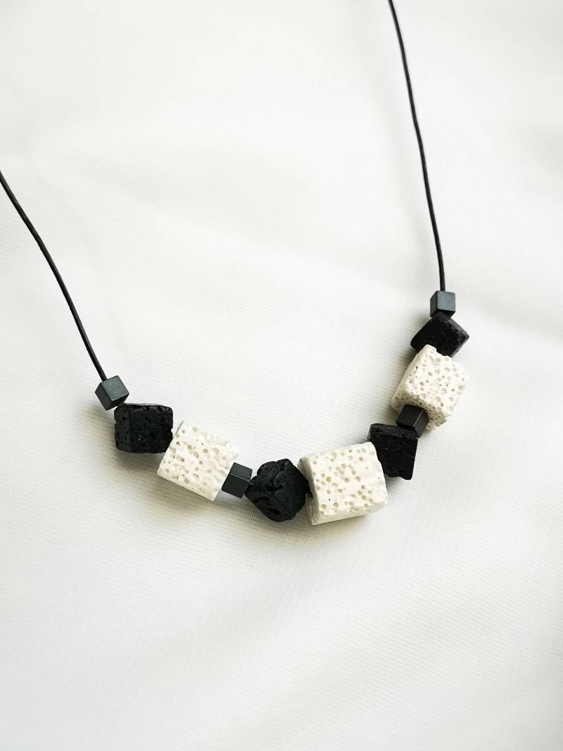 Kette "Lavandra" Mit Lava, Hämatit Und Leder von ArynsWelt