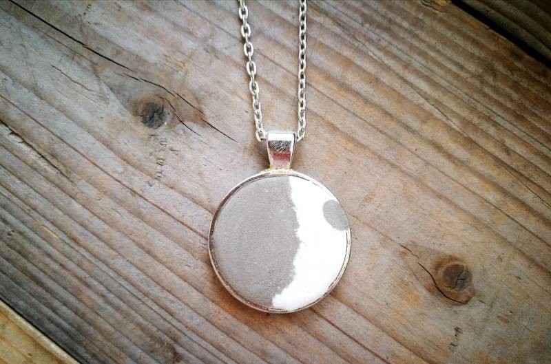 Kette "Nimbly Dark" Mit Weißem Und Grauem Beton von ArynsWelt