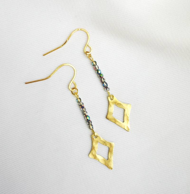 Ohrhänger "Tíra" Mit Feuerbedampften Glasschliffperlen Und Messing, Gehämmert von ArynsWelt