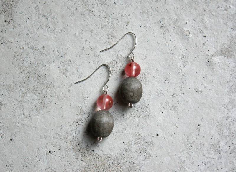 Ohrringe "Kirsikka" Mit Beton Und Kirschquarz von ArynsWelt