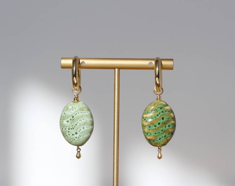 Grüne Ovale Keramikohrringe von AsBoldAsJewelry