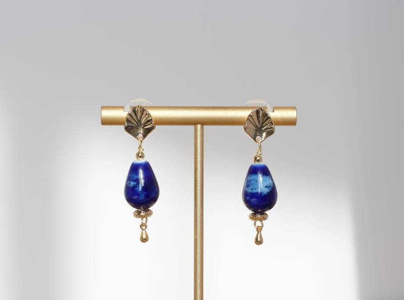 Marineblaue Porzellanohrringe von AsBoldAsJewelry