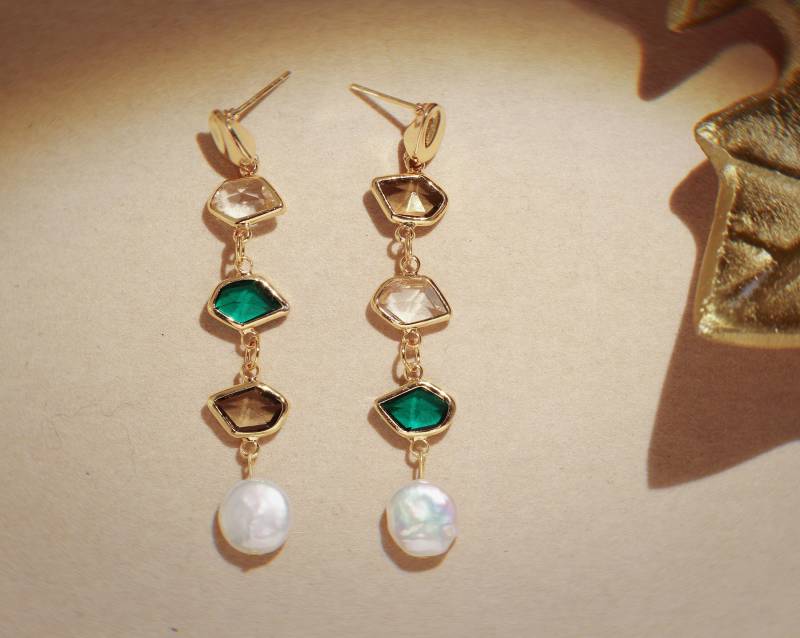 Ohrringe, Farbige Kristalle, Süßwasserperlen von AsBoldAsJewelry