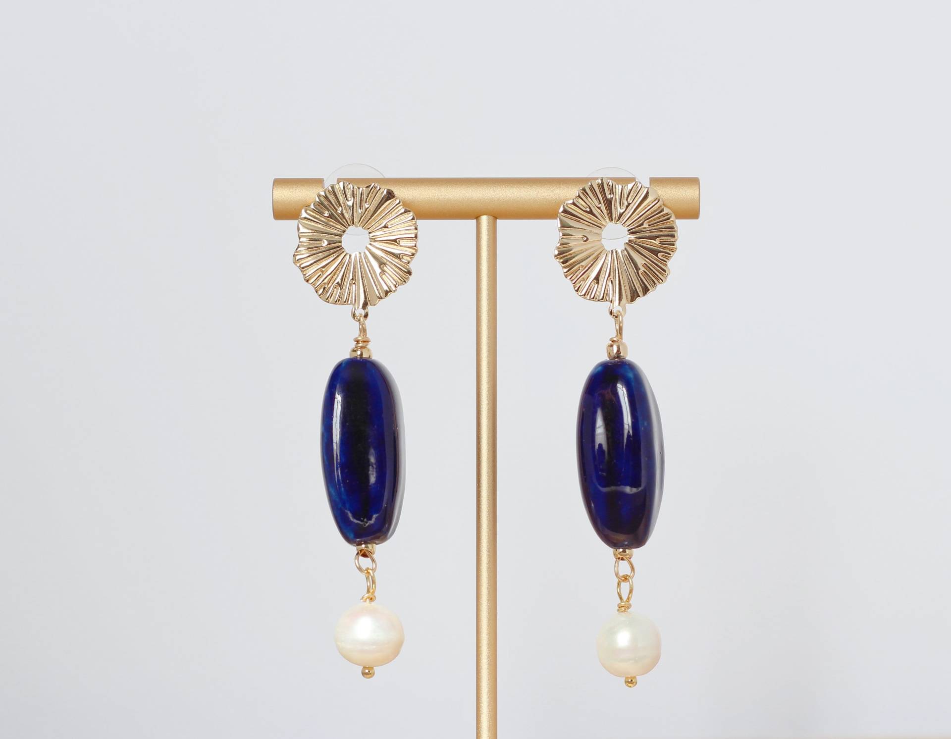 Ohrringe Aus Blauem Porzellan Und Süßwasserperlen von AsBoldAsJewelry