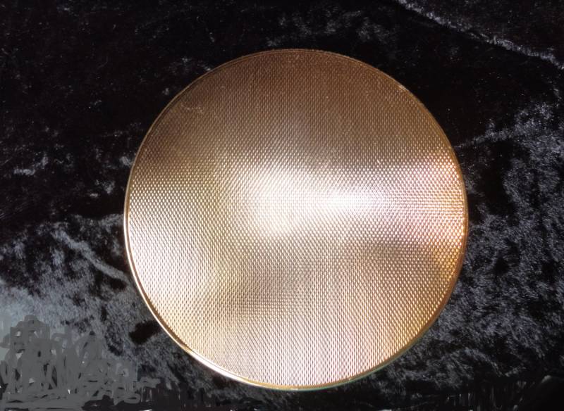 Jahrgang Vergoldet Pulver Kompakt Mit Maschine Eingeschaltet Dekoration Und Druckknopf Für Refill - C.1950-Üppigen Nützlich Jahrgang Vergoldet Pulver Kompakt Mit Maschine Eingeschaltet Dekoration Und Druckknopf Für Refill - C.1950-Üppigen Nützlich von AsFoundByUs4U