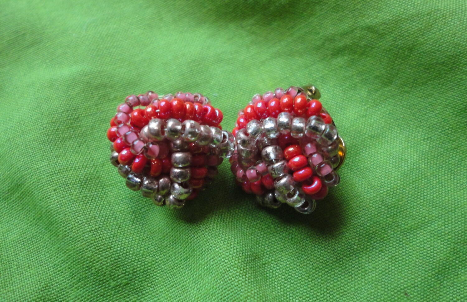 Vintage Dreifach Knoten Ohrclips | Ohrclips in Rot, Rosa Und Silberfarbenen Rocailles. Auf Vergoldeten Beschlägen Vintage Dreifach Knoten Ohrclips | Ohrclips in Rot, Rosa Und Silberfarbenen Rocailles. Auf Vergoldeten Beschlägen von AsFoundByUs4U