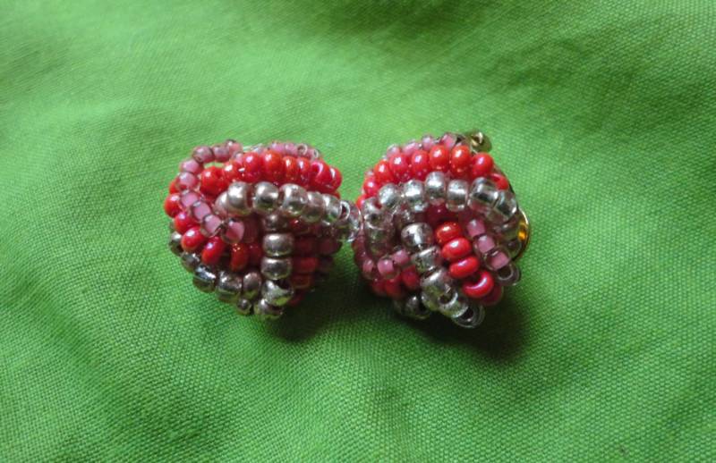 Vintage Dreifach Knoten Ohrclips | Ohrclips in Rot, Rosa Und Silberfarbenen Rocailles. Auf Vergoldeten Beschlägen von AsFoundByUs4U