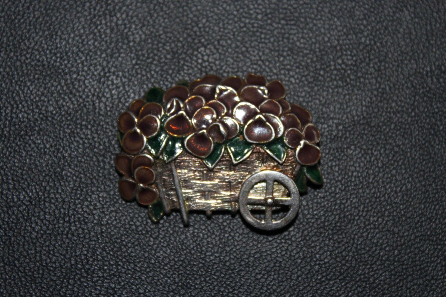 Ziemlich Vintage Brosche in Form Einer Fahrbaren Blume Barrow Ziemlich Vintage Brosche in Form Einer Fahrbaren Blume Barrow von AsFoundByUs4U