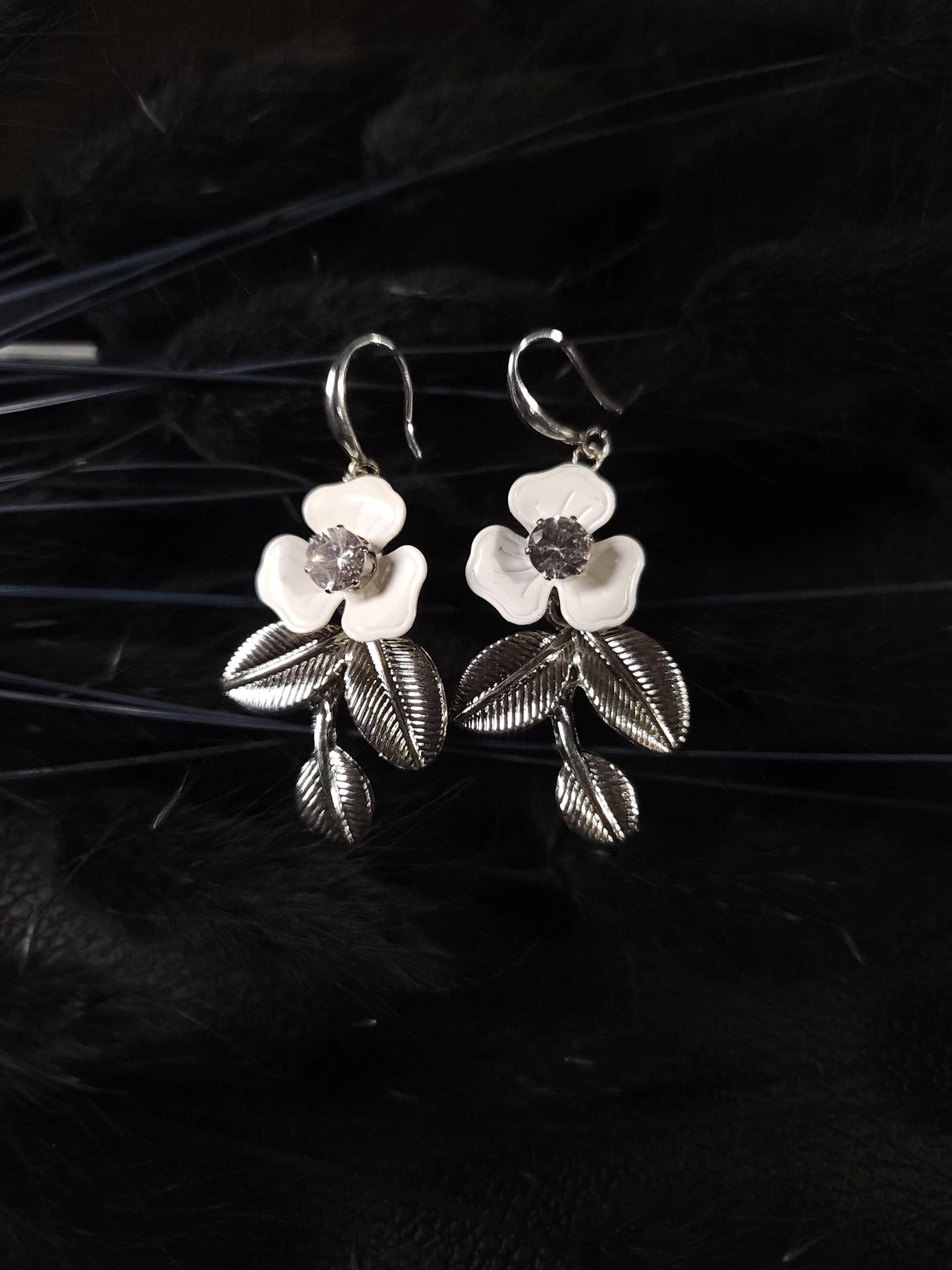 Plastikfreie Silber Und Weiße Blumen-Ohrringe Mit Zirkon Plastikfreie Silber Und Weiße Blumen-Ohrringe Mit Zirkon von AsamiConcept