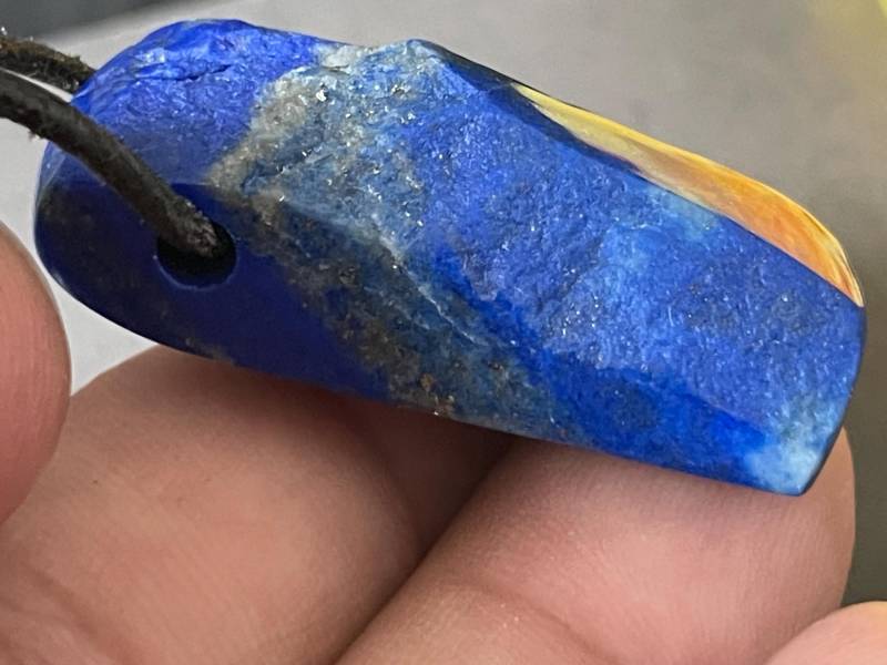 Echter Lapislazuli Anhänger Gebohrt in Einem Einzigartigen Design von AscadeInternational