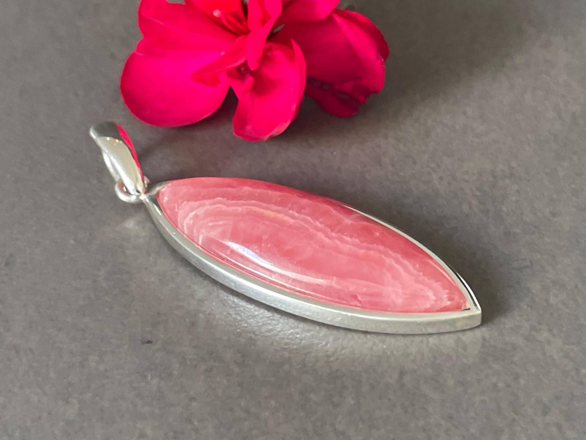 Feiner Buiscuit Zarter Rodochrosit-Anhänger in Sterling Silber | Edles Design Natürliche Schönheit Handgefertigt Und Stilvoll von AscadeInternational