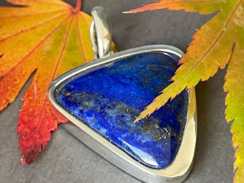 Ganz Besonderer, Grösserer, Echter Lapislazuli Mit Besonderer Pyritsprenkelung | Goldfarben in Silber 925 Sterling Eingefasst von AscadeInternational