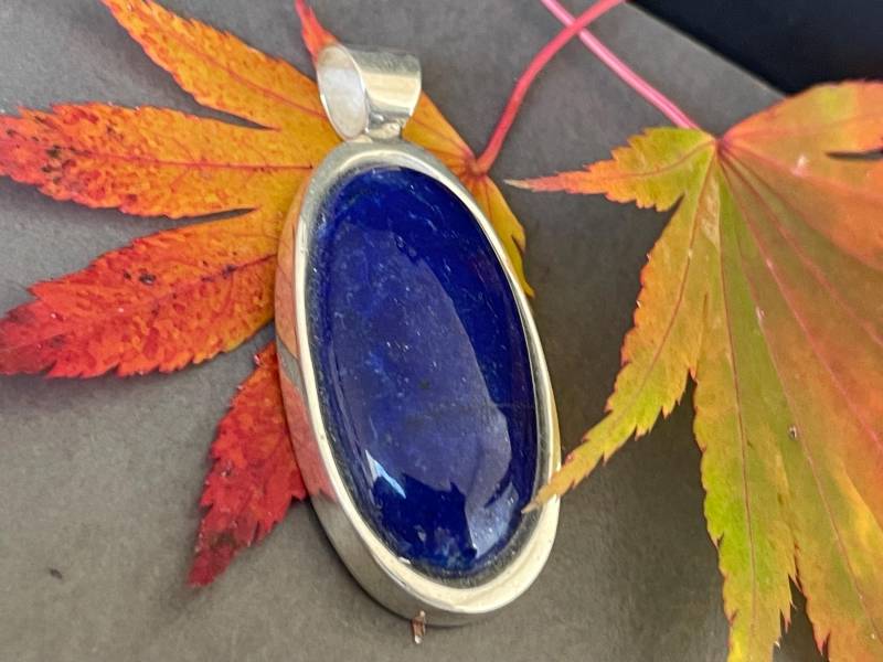 Ganz Besonderer, Mittelgrosser, Echter Lapislazuli Mit Besonderer Pyritsprenkelung | Goldfarben in Silber 925 Sterling Eingefasst von AscadeInternational