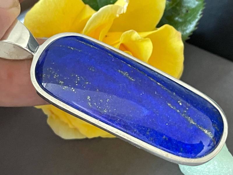 Lapislazuli-Anhänger in Sterling Silber | Einzigartig Intensives Blau Mit Pyritsprenkelung Symbol Für Weisheit Und Geschichte Statement von AscadeInternational