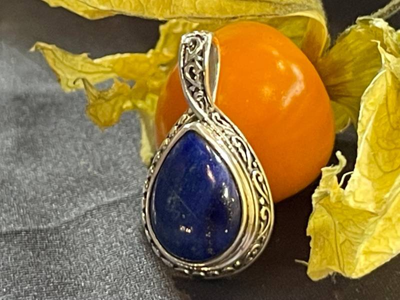 Lapislazuli-Anhänger in Sterling Silber | Einzigartig Intensives Blau Mit Pyritsprenkelung Symbol Für Weisheit Und Geschichte von AscadeInternational