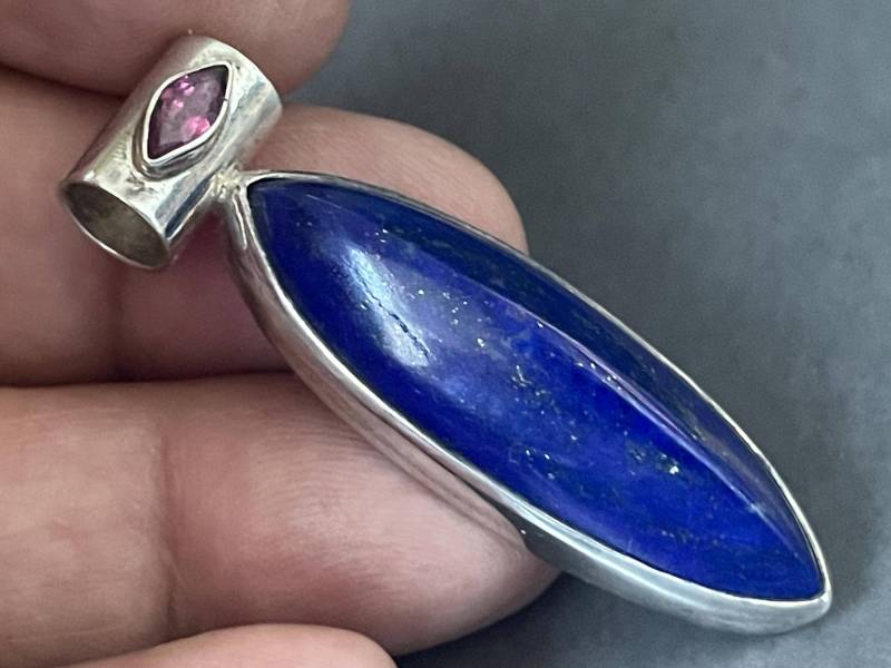 Lapislazuli-Anhänger in Sterling Silber | Einzigartig Intensives Blau Mit Pyritsprenkelung Symbol Für Weisheit Und Geschichte von AscadeInternational