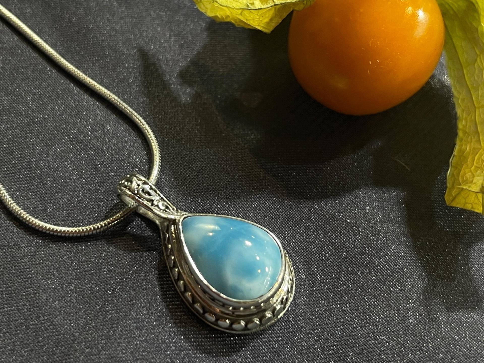 Larimar-Anhänger in Sterling Silber | Extravagantes Design Intensiver Farbkontrast Handgefertigt Und Einzigartig Larimar-Anhänger in Sterling Silber | Extravagantes Design Intensiver Farbkontrast Handgefertigt Und Einzigartig von AscadeInternational