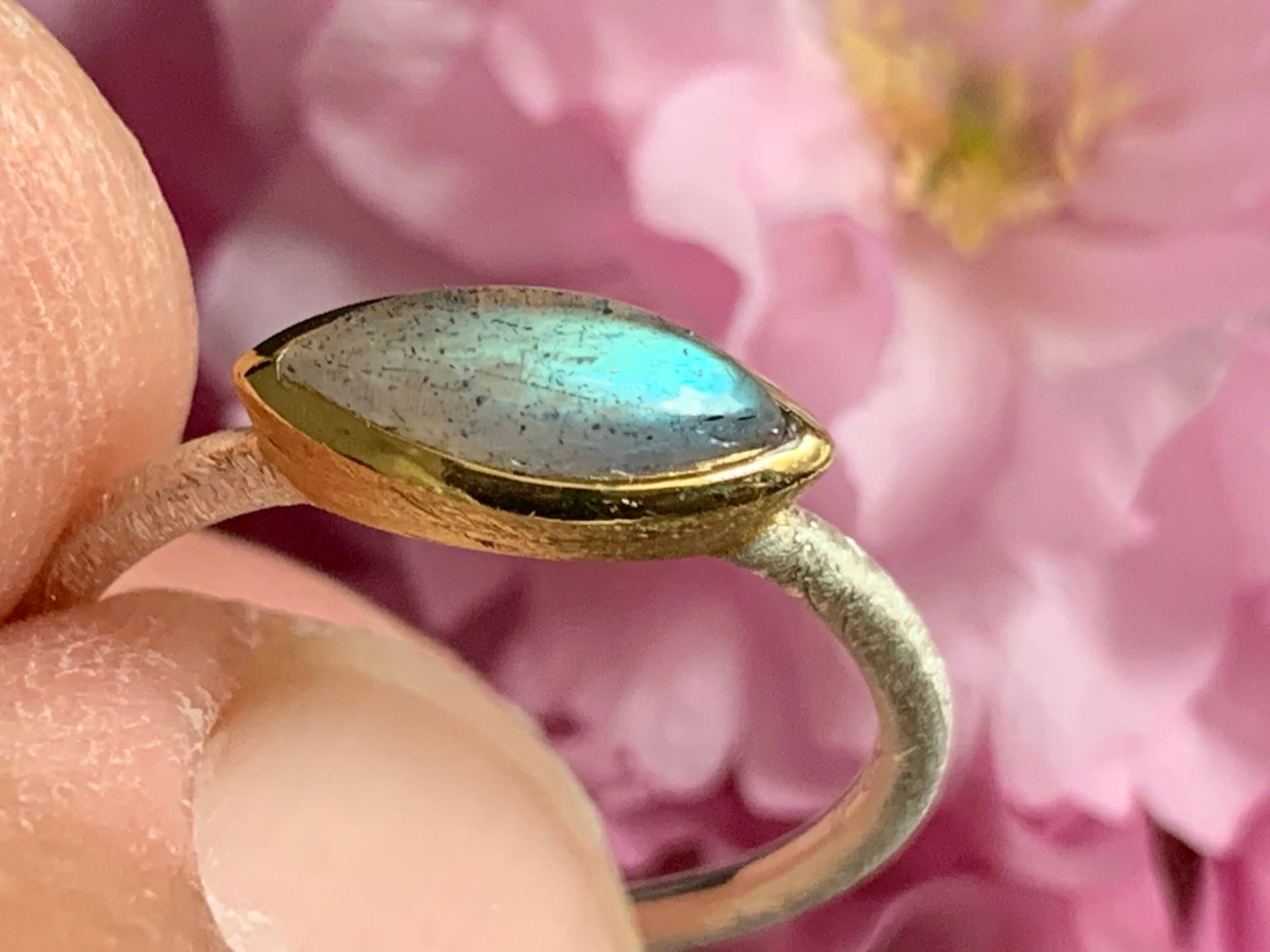 Sehr Feiner Labradorit Ring in Sterling Silber 925 Und Vergoldet Am Rand 5 Micron Sehr Feiner Labradorit Ring in Sterling Silber 925 Und Vergoldet Am Rand 5 Micron von AscadeInternational