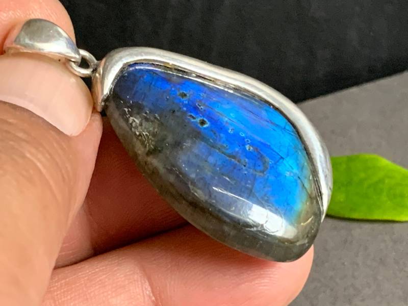Ungewöhnlicher, Mittelgroßer, Blau Bis Tiefblauer Labradorit Anhänger Mit Sterling Silber Und Extra Ordinärem Design von AscadeInternational