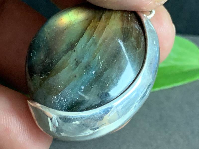 Ungewöhnlicher, Mittelgroßer, Bunter Bis Türkisfarbener Labradorit Anhänger Mit Sterling Silber Und Extra Ordinärem Design von AscadeInternational