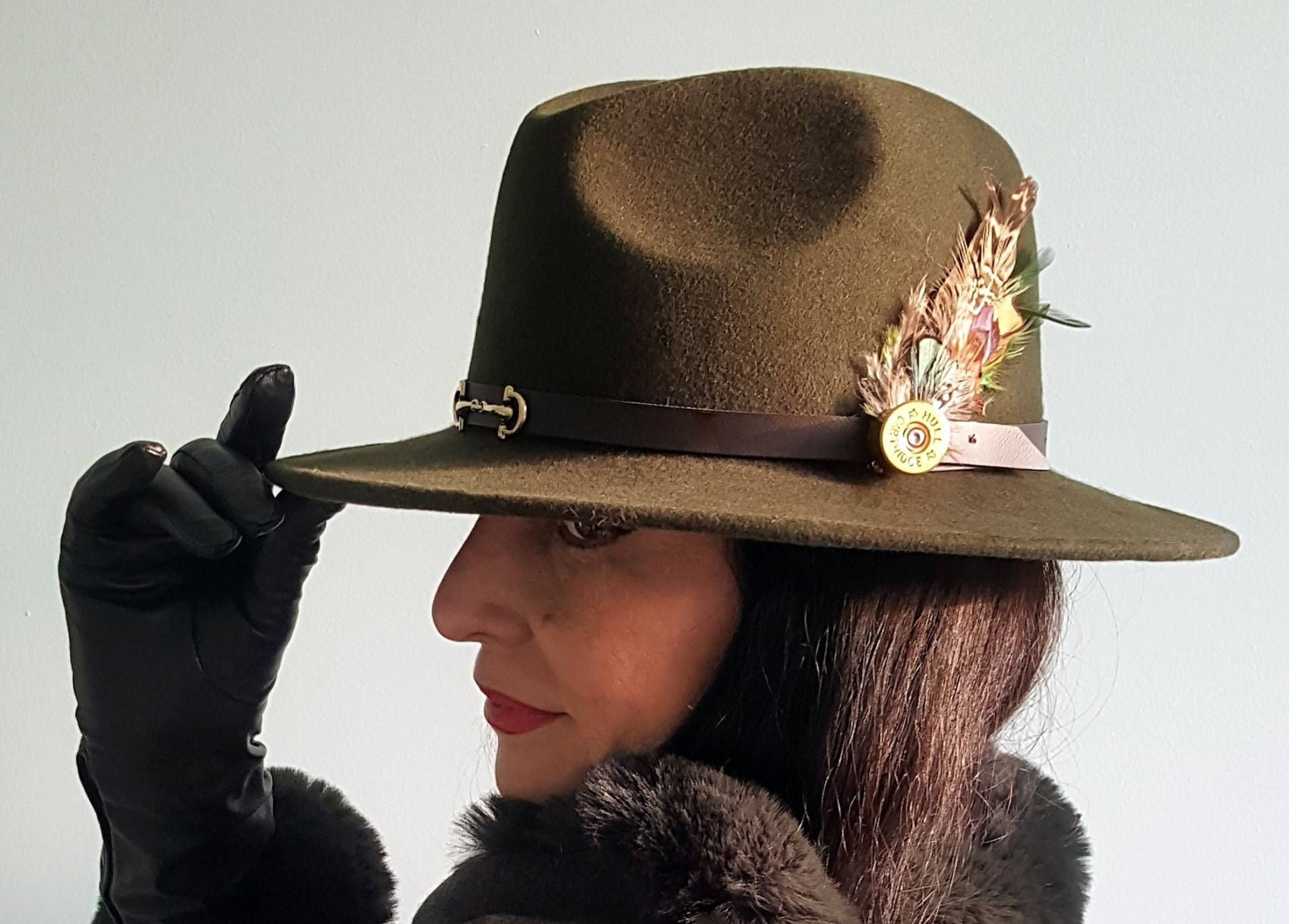 Damenhut Einzigartig Bei Uns Olivgrüner Oder Brauner Trensen-Gebiss-Trilby Mit Schrotflinten-Patronen-Feder-Brosche von AscendanceFashion