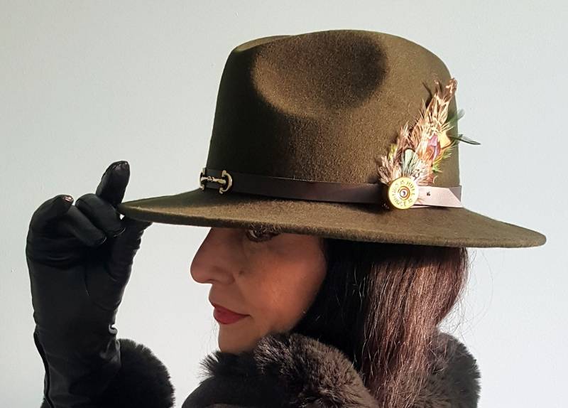 Damenhut Einzigartig Bei Uns Olivgrüner Oder Brauner Trensen-Gebiss-Trilby Mit Schrotflinten-Patronen-Feder-Brosche von AscendanceFashion