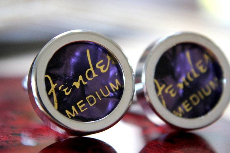 Lila Fender Gitarren-Plektrum Manschettenknöpfe Medium - Mehrere Farben Jetzt Verfügbar von AsgardDesigns