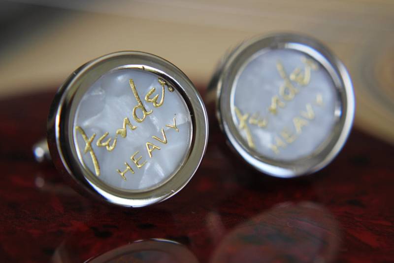 White Fender Plektrum Für Manschettenknöpfe - Mehrere Farben Jetzt Verfügbar von AsgardDesigns