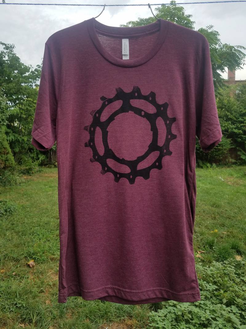 Fahrrad-Ausrüstung Unisex Cut Crew Neck Touring Bike Kassette Cog T-Shirt Mehrere Farben Erhältlich von AshTreeStudioByJulie