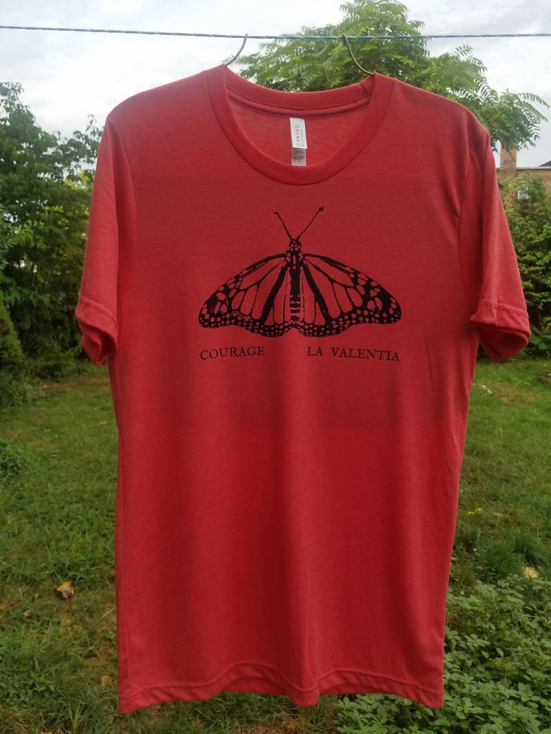 Migration Unisex Schnitt Crew Neck Mut La Valentia Monarchfalter Tshirt von AshTreeStudioByJulie