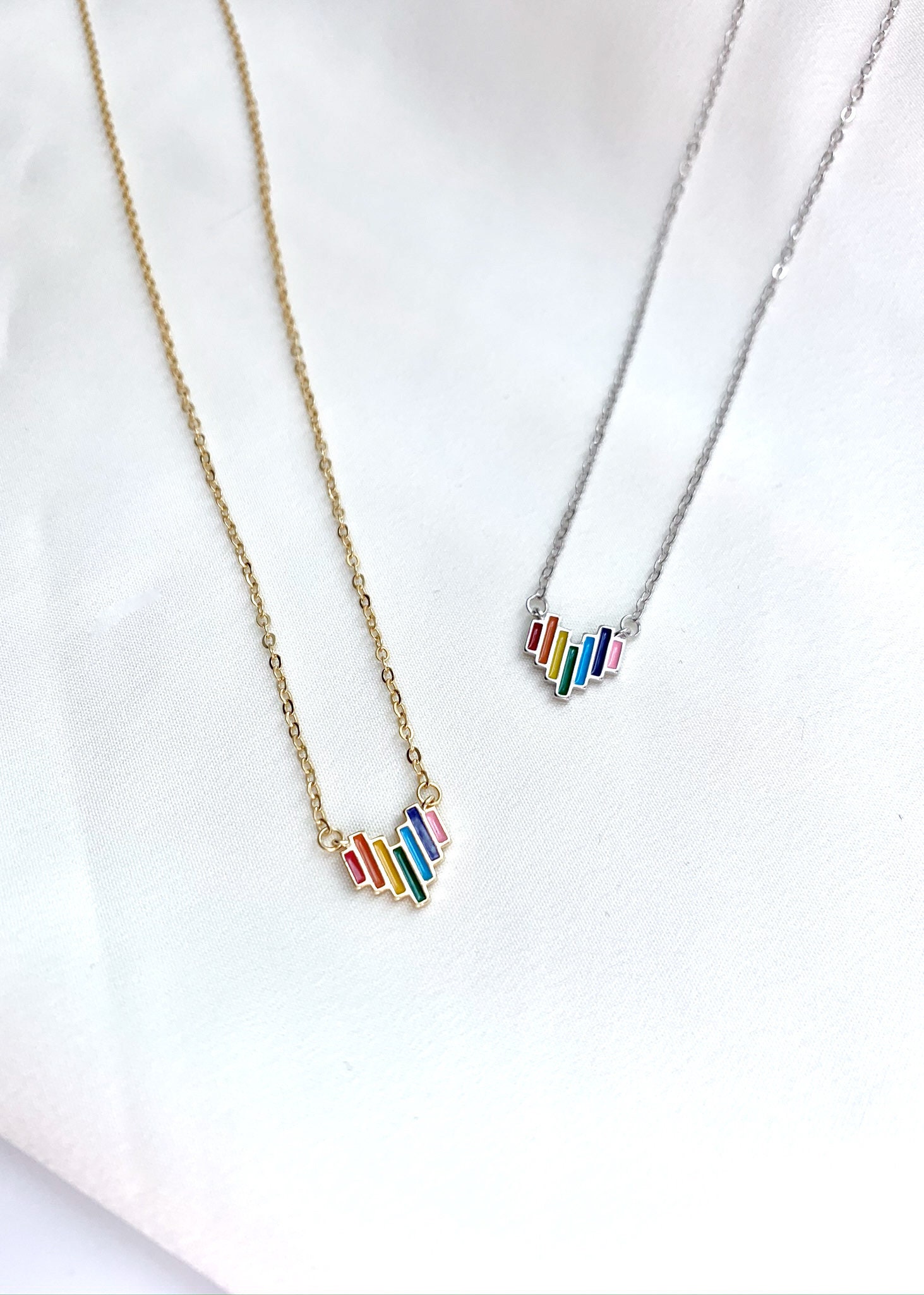 Zierliche Regenbogen Herz Halskette - Kleine Stolz Schmuck Geschenk Zierliche Regenbogen Herz Halskette - Kleine Stolz Schmuck Geschenk von AshandMayJewelry