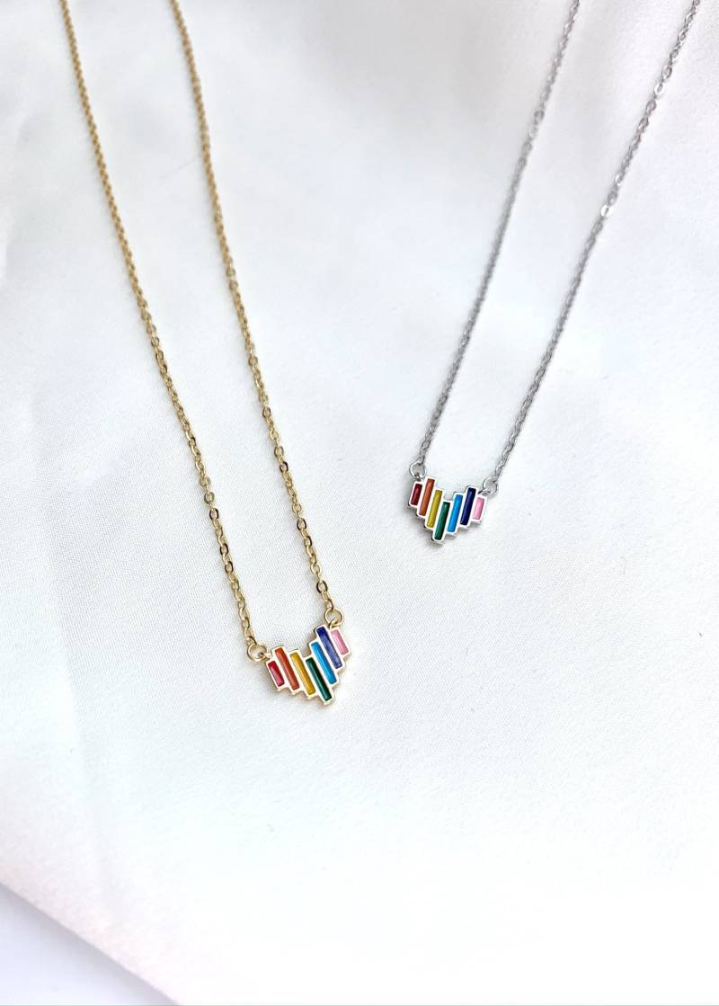 Zierliche Regenbogen Herz Halskette - Kleine Stolz Schmuck Geschenk von AshandMayJewelry