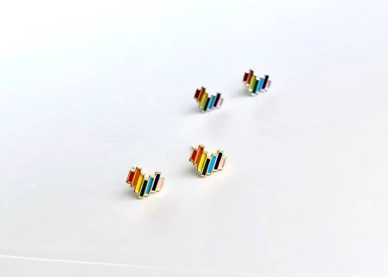 Zierliche Regenbogen Herz Ohrringe - Kleine Ohrstecker Stolz Schmuck Geschenk von AshandMayJewelry